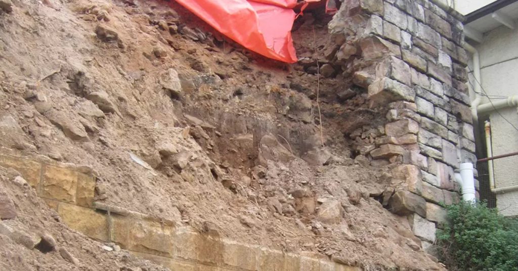 Plainte contre le voisin. Dégâts sur un mur.